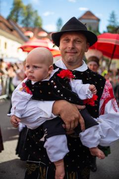 Izjemen obisk zaznamoval 50. Dneve narodnih noš in oblačilne dediščine v Kamniku (Blaž T. Muc)  (98)